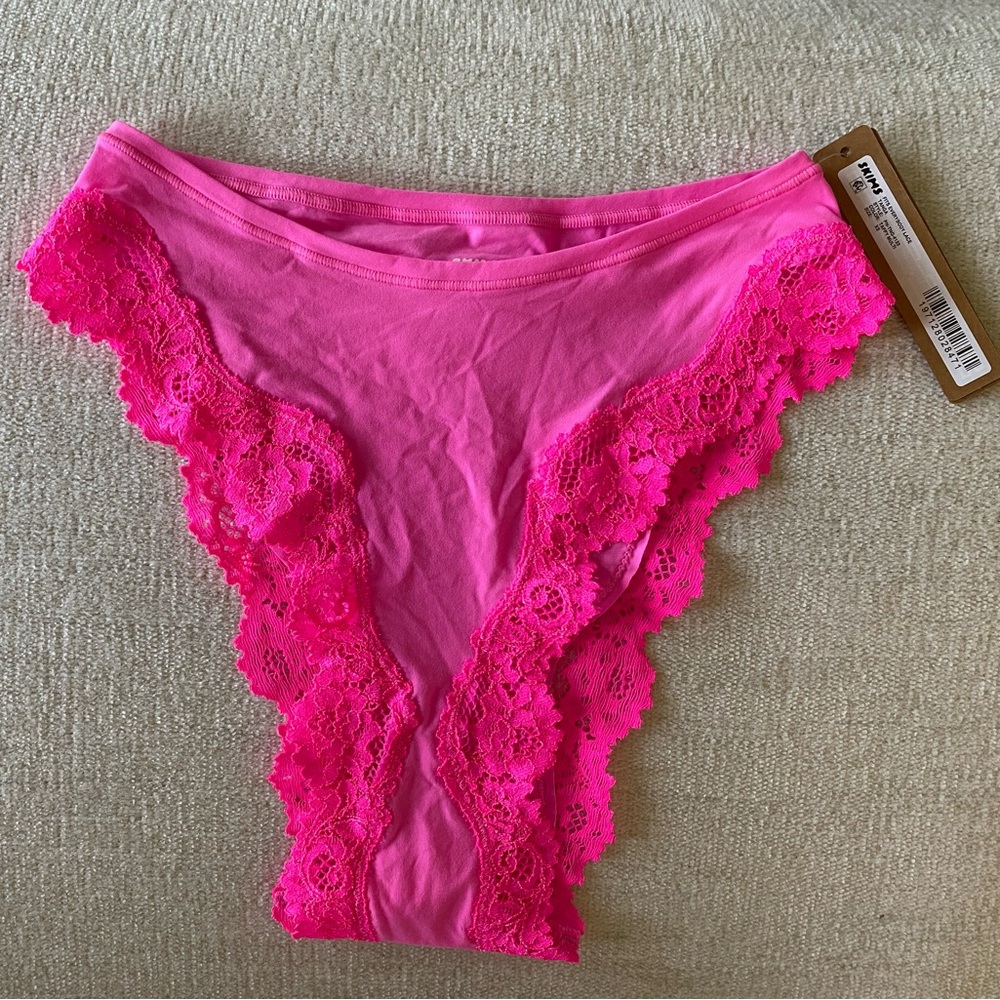 SKIMS - FITS EVERYBODY LACE TANGA - TAFFY MULTI